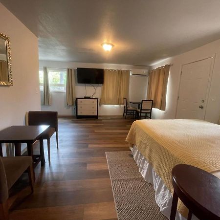 Riverfront Lodging Shady Cove Buitenkant foto