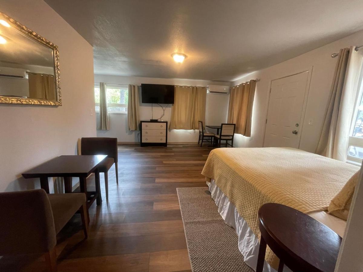Riverfront Lodging Shady Cove Buitenkant foto