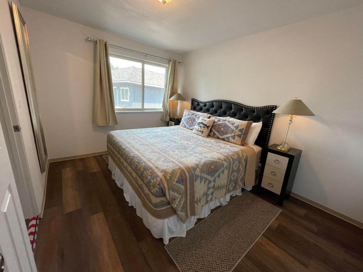 Riverfront Lodging Shady Cove Buitenkant foto