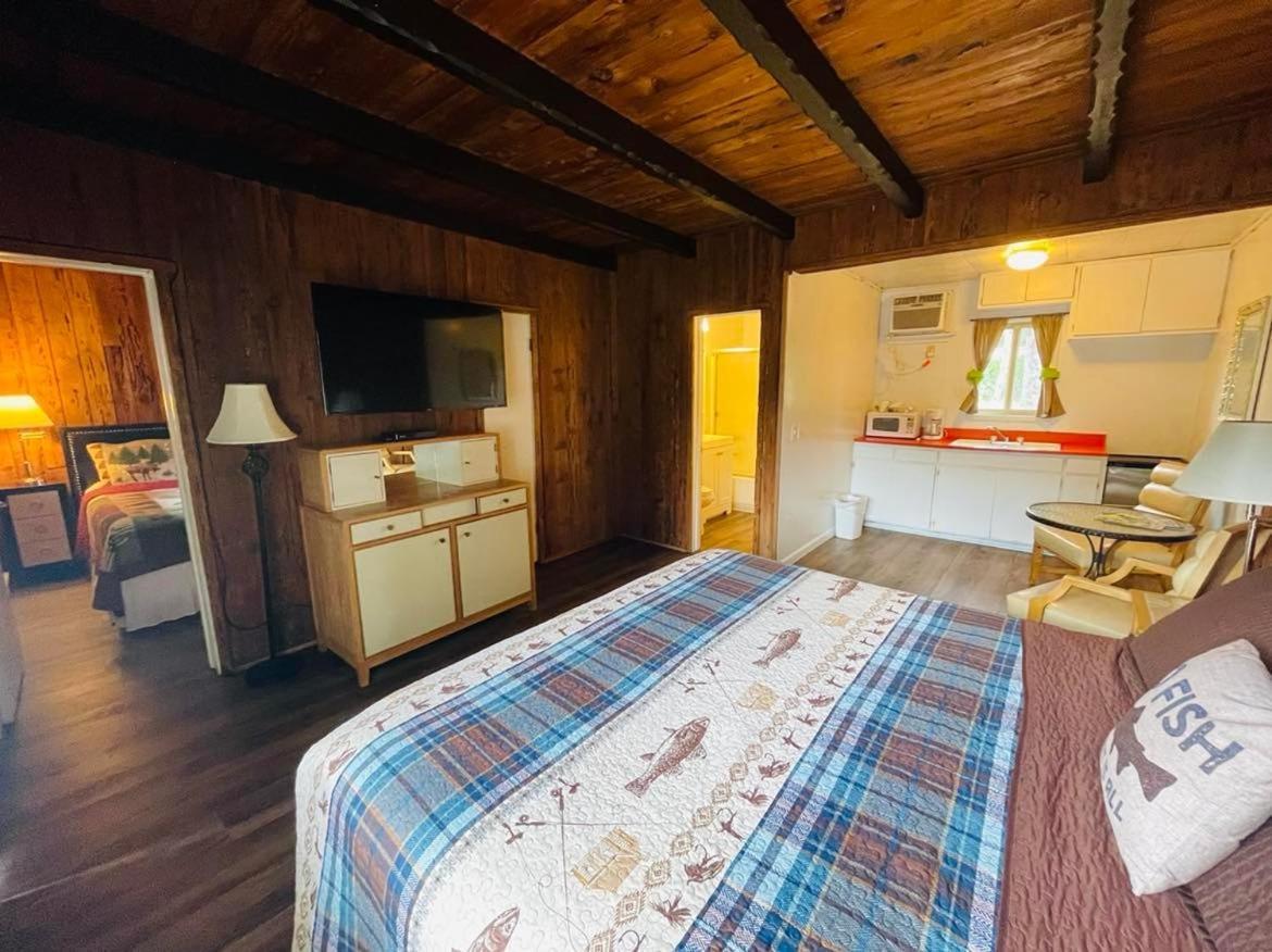 Riverfront Lodging Shady Cove Buitenkant foto