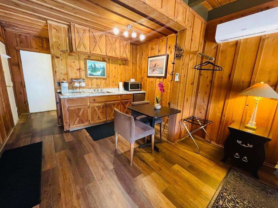 Riverfront Lodging Shady Cove Buitenkant foto