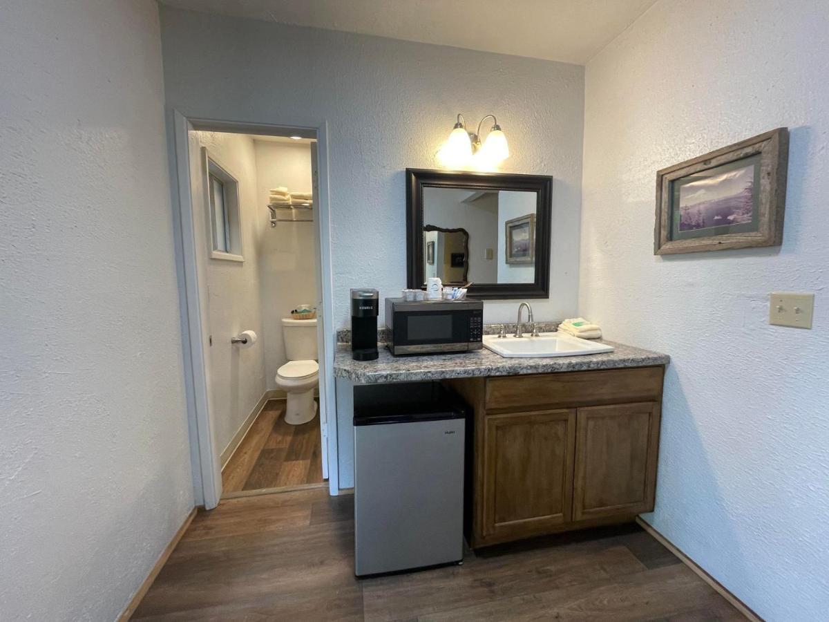 Riverfront Lodging Shady Cove Buitenkant foto