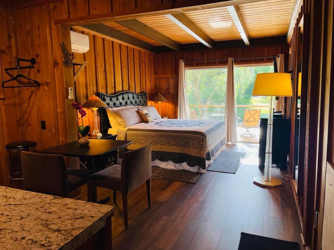 Riverfront Lodging Shady Cove Buitenkant foto