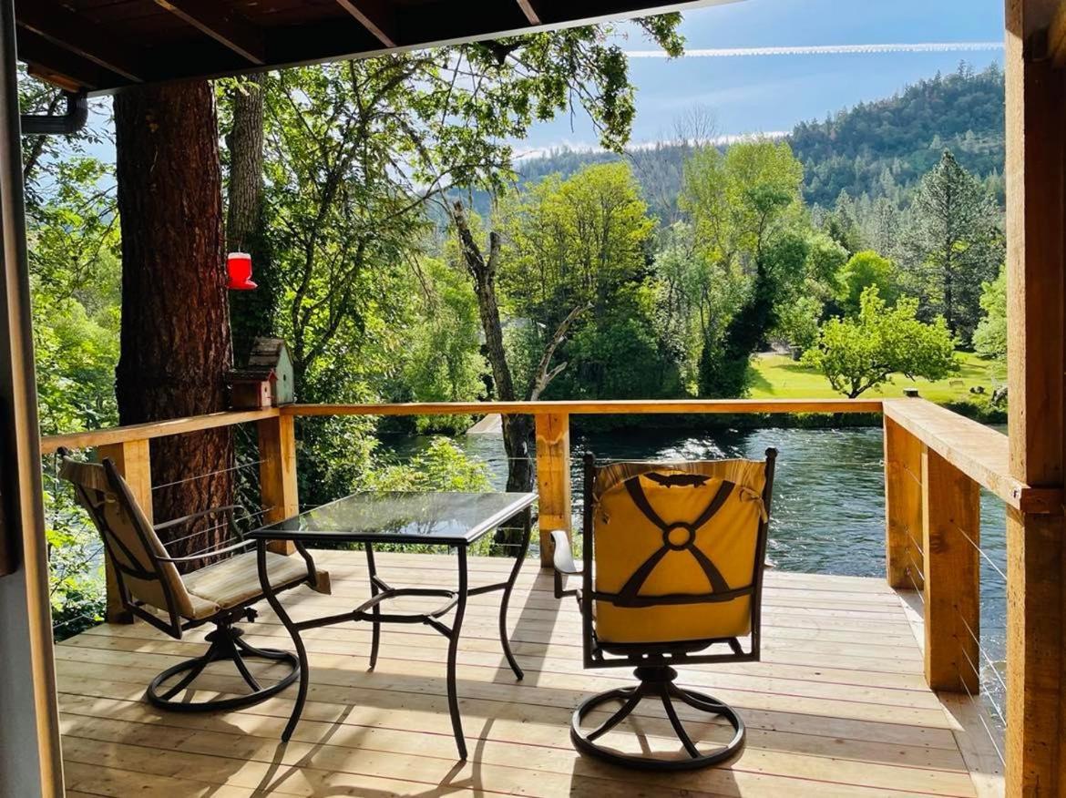 Riverfront Lodging Shady Cove Buitenkant foto