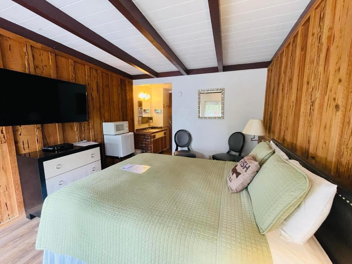 Riverfront Lodging Shady Cove Buitenkant foto