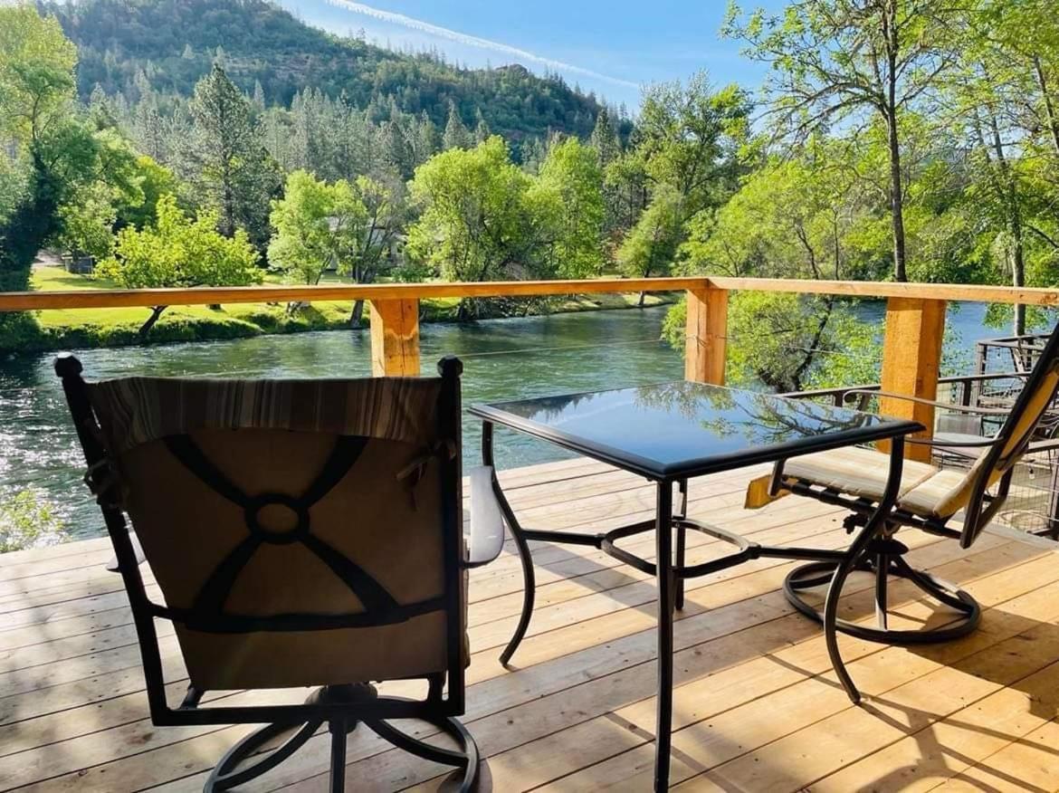Riverfront Lodging Shady Cove Buitenkant foto