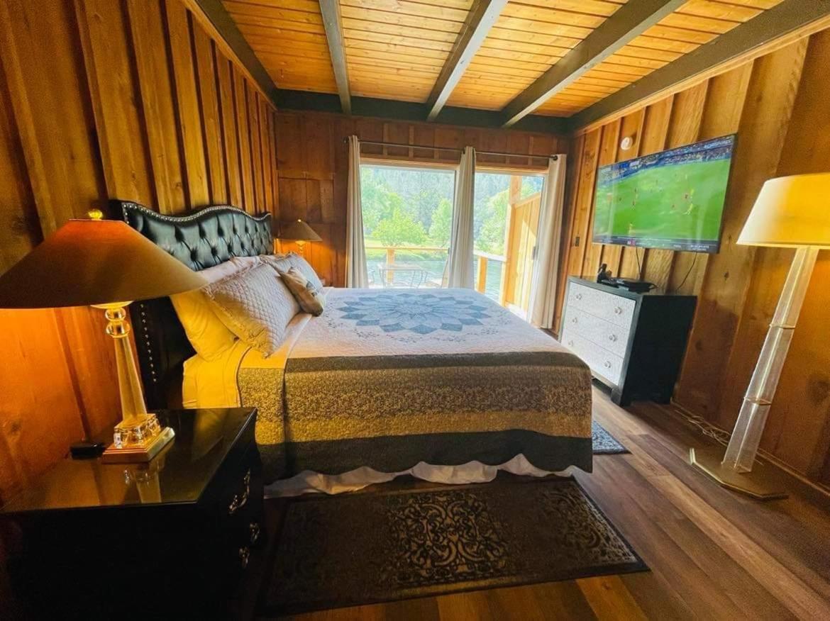 Riverfront Lodging Shady Cove Buitenkant foto